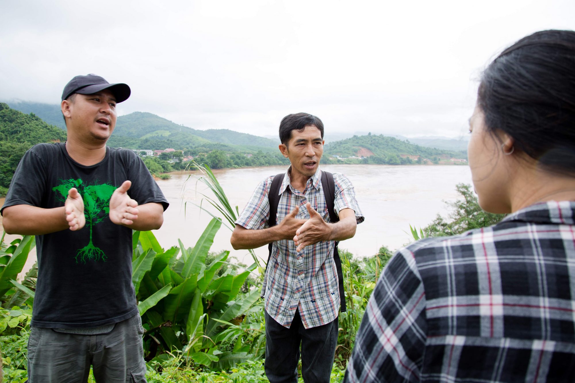 Jeerasak Inthayod, a member of Rak Chiang Khong, and Neung, ERI Mekong Legal Associate, explains how the Khon Pi Luang rapid is very important for local people’s livelihoods. Jeerasak described how Khon Pi Luang marks a narrow section of the Mekong River, well-known among local fishermen as a place where giant catfish lay their eggs. In dry season, local people collect kai – an eatable river weed that provides a vital source of income for many families.