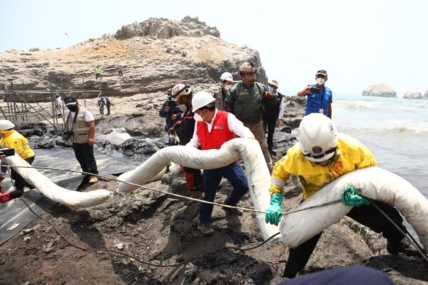 A un año del mayor ecocidio registrado en el Perú, Repsol no ha remediado el impacto económico, social y ambiental del derrame de petróleo en el mar peruano