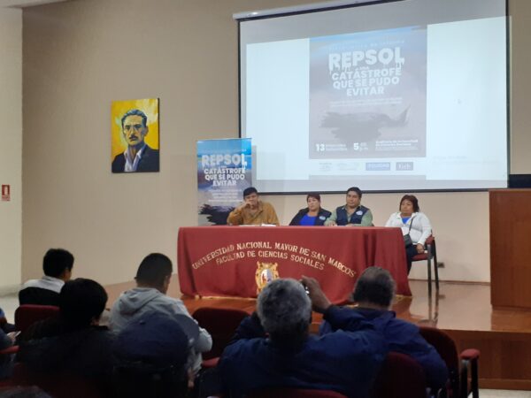 Pescadores afectados por el derrame de Repsol piden justicia durante la presentación de informe