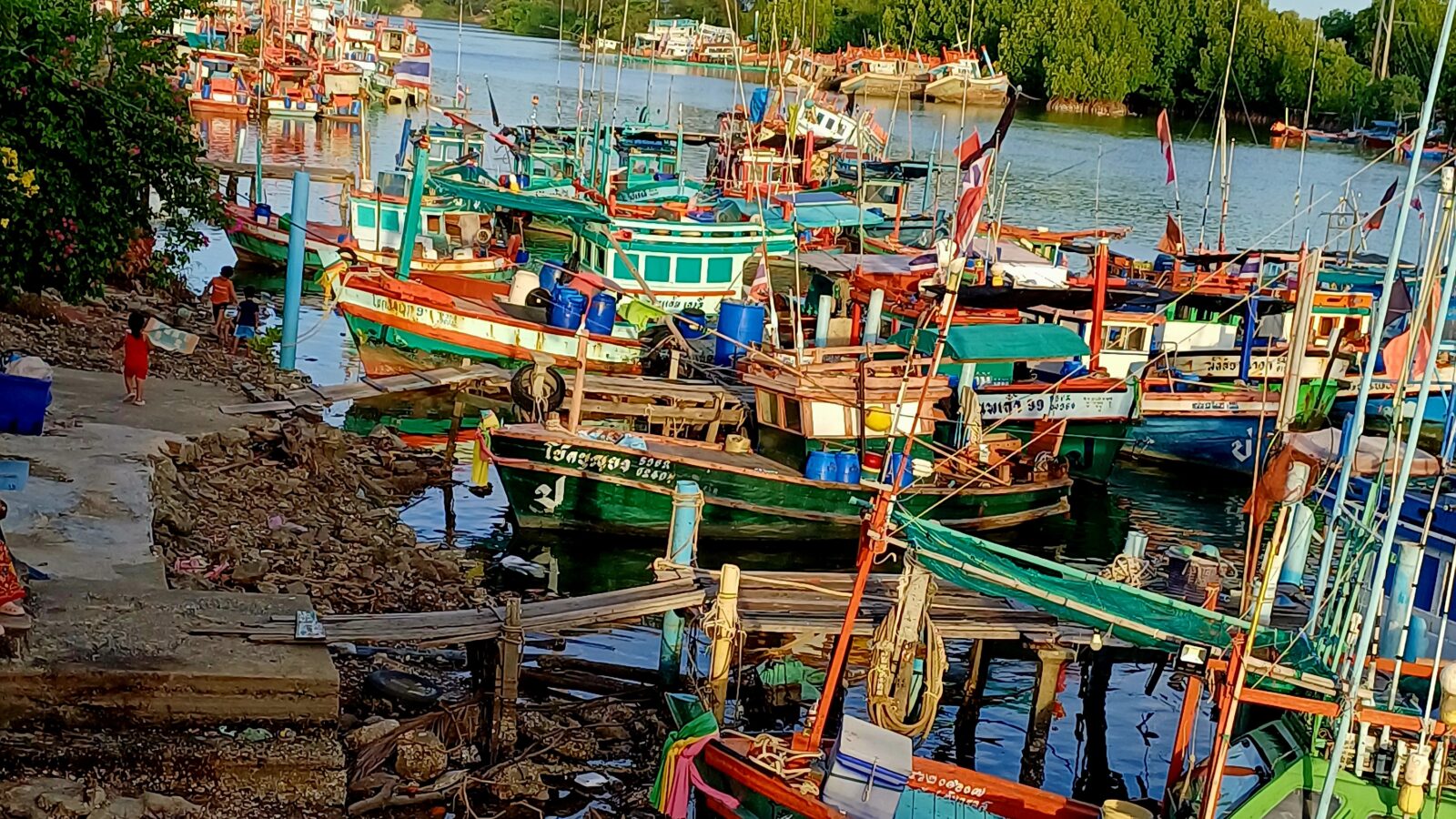 Small-boat fishing is collapsing | EarthRights International