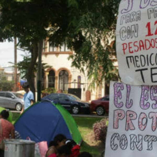 Familias de Cerro de Pasco afectadas por metales pesados acampan frente al Ministerio de Salud