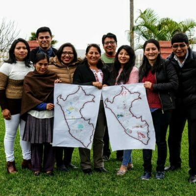 Participantes de la selva, los andes y la costa de Perú Becky Chamorro (comunidad Boca de Cheni), Nelida Sinchi (centro poblado de Porcón Bajo), Bryan Tuanama (comunidad Kawana Siza), Susy Díaz (comunidad Pueblo Nuevo del Caco), Gladys Vila, Victor Maita (comunidad Siwina Accha), Paola Zela (ONG Derechos Humanos Sin Fronteras), Jharith Mogollón (comunidad Huayllabamba), y Nelson Yugra (pueblo indígena Aymara). Ellos y ellas manifestaron que entre las problemáticas que se presentan en sus territorios están relacionadas a la criminalización de líderes y lideresas indígenas, extractivismo, convenios entre las fuerzas públicas con empresas extractivas, corrupción, contaminación ambiental, salud, entre otros. // Participants from the Amazon, the Andes, and the coast of Peru: Becky Chamorro (Boca de Cheni community), Nelida Sinchi (town of Porcón Bajo), Bryan Tuanama (community Kawana Siza), Susy Díaz (Pueblo Nuevo del Caco community), Gladys Vila, Victor Maita (Siwina Accha community), Paola Zela (Human Rights Without Borders NGO), Jharith Mogollón (Huayllabamba community), and Nelson Yugra (Aymara indigenous peoples). They said that among the problems that arise in their territories many are related to the criminalization of indigenous leaders, extractivism, contracts between national police forces with extractive companies, corruption, environmental pollution, and health problems.