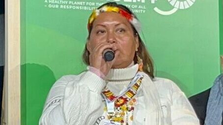 Anoshka Irey, dirigenta de FENAMAD y defensora del territorio de Harabukt, Madre de Dios, Perú.