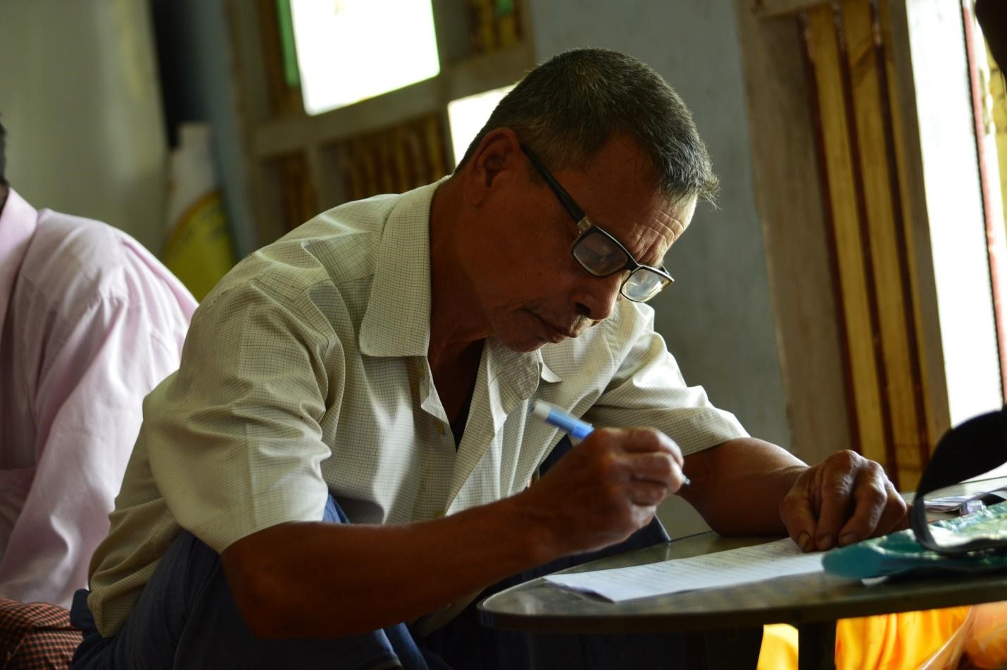 Affected community member in Mayin Gyi village signed the petition to be submitted to Ms. Tuenjai Deetes, Commissioner at the village meeting on February 25, 2017. The statement demands for ITD to conduct meaningful participation with the communities affected by the project and provide fair and just compensation. 