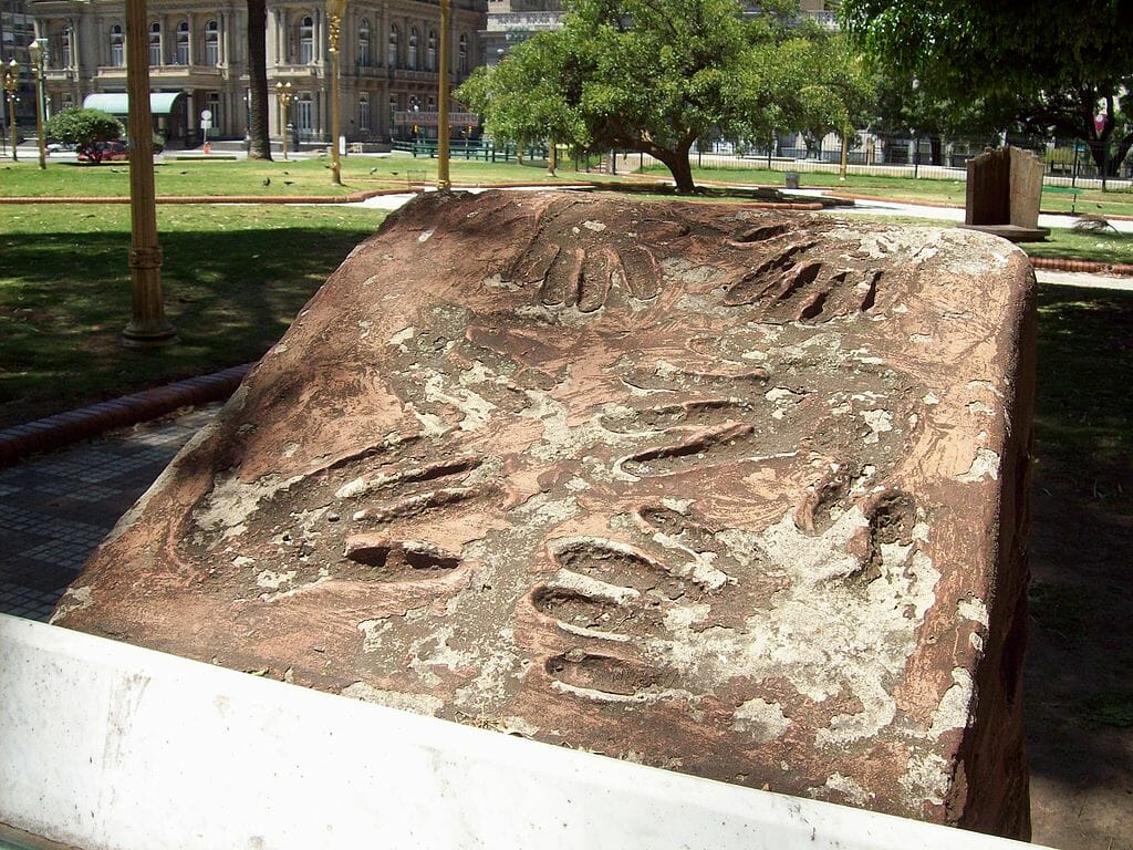 monumento_en_homenaje_a_las_victimas_del_terrorismo_de_estado_-_manos.jpg