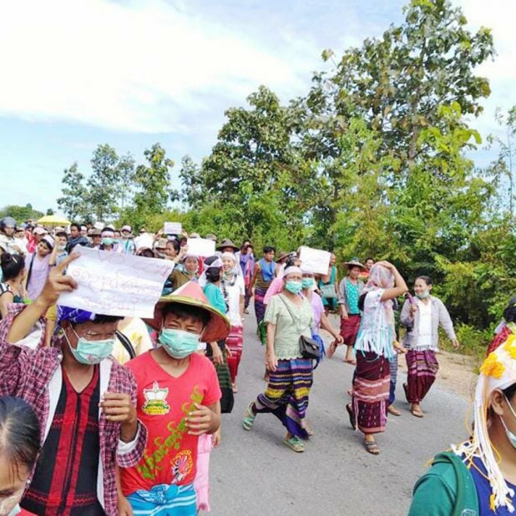 Protesters gather to demonstrate against a coal power plant in Hpa-an township, Kayin State (Photo by Myanmar Times)